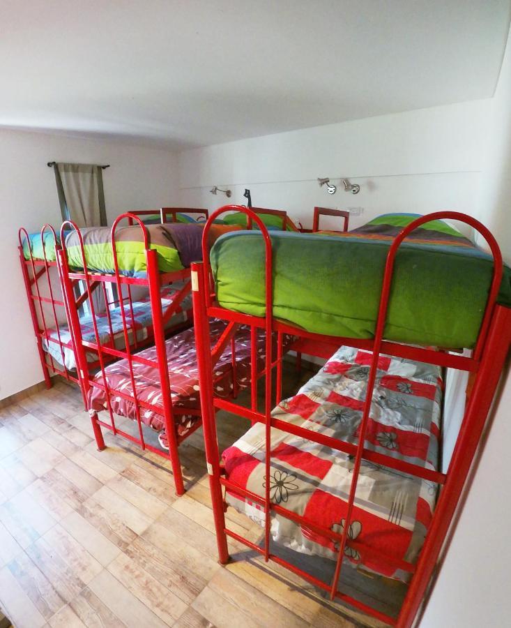 Cama en habitación compartida femenina de 6 camas
